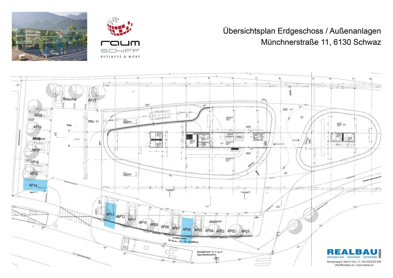 Übersichtsplan des Erdgeschosses und der Außenanlagen mit zahlreichen Parkplätzen und Zufahrtswegen.