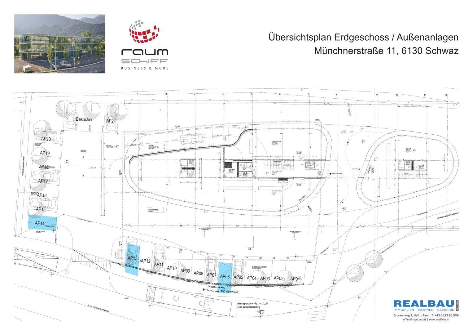 Übersichtsplan des Erdgeschosses und der Außenanlagen mit zahlreichen Parkplätzen.