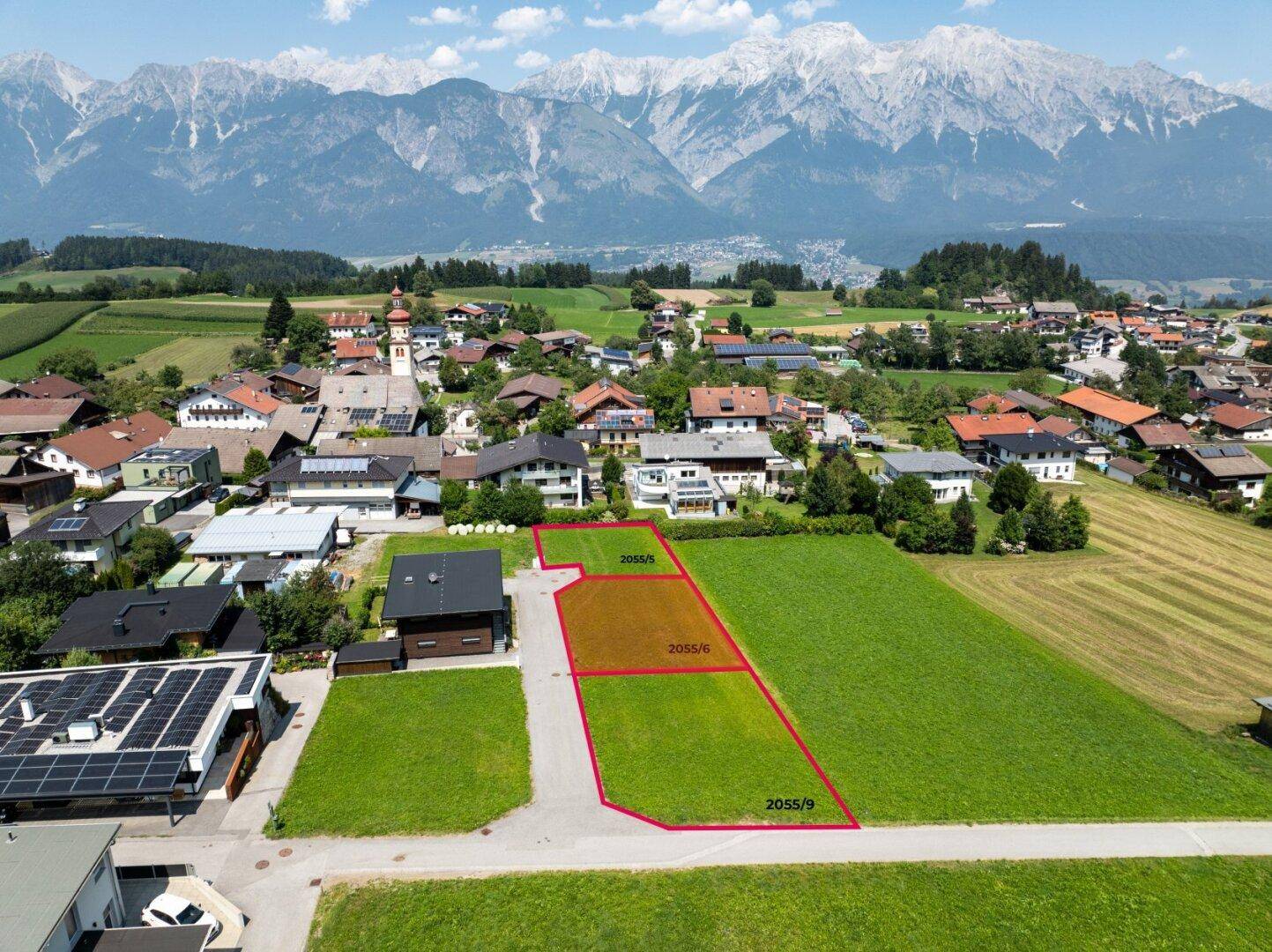 Blick nach Norden mit markiertem Grundstück 2055/6