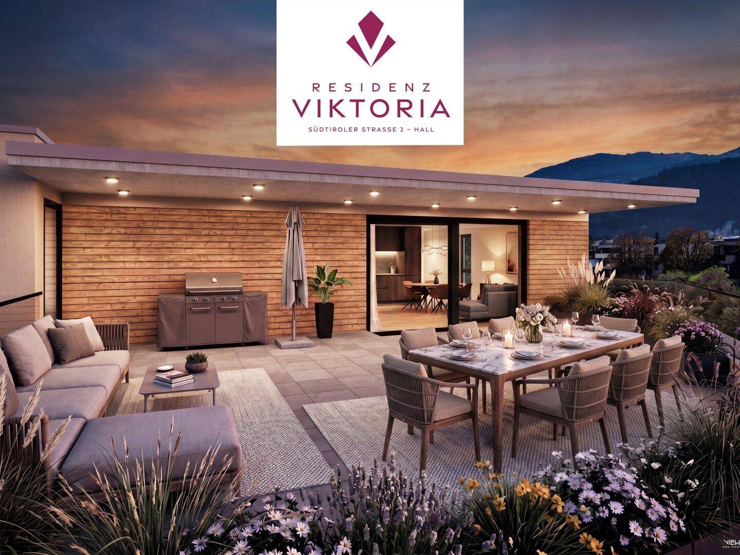 Großzügige Dachterrasse mit Essbereich, Lounge-Möbeln und Grillstation bei Abenddämmerung.
