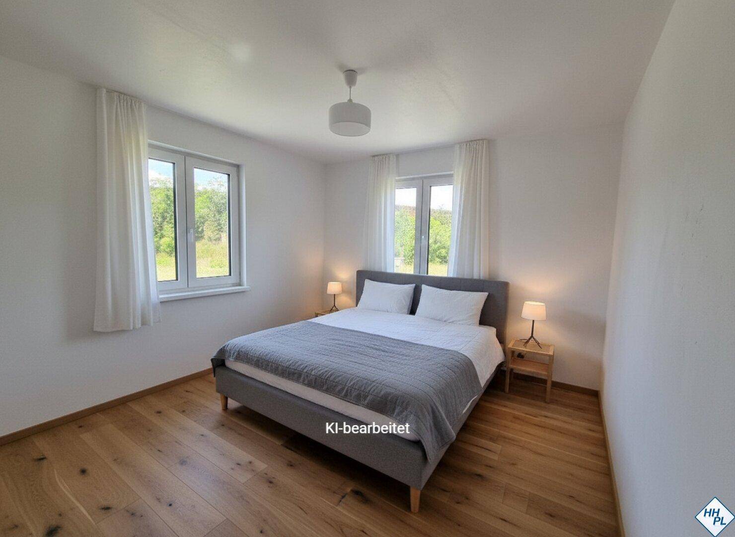 Gemütliches Schlafzimmer mit Holzboden, Doppelbett und zwei Fenstern mit Blick ins Grüne.