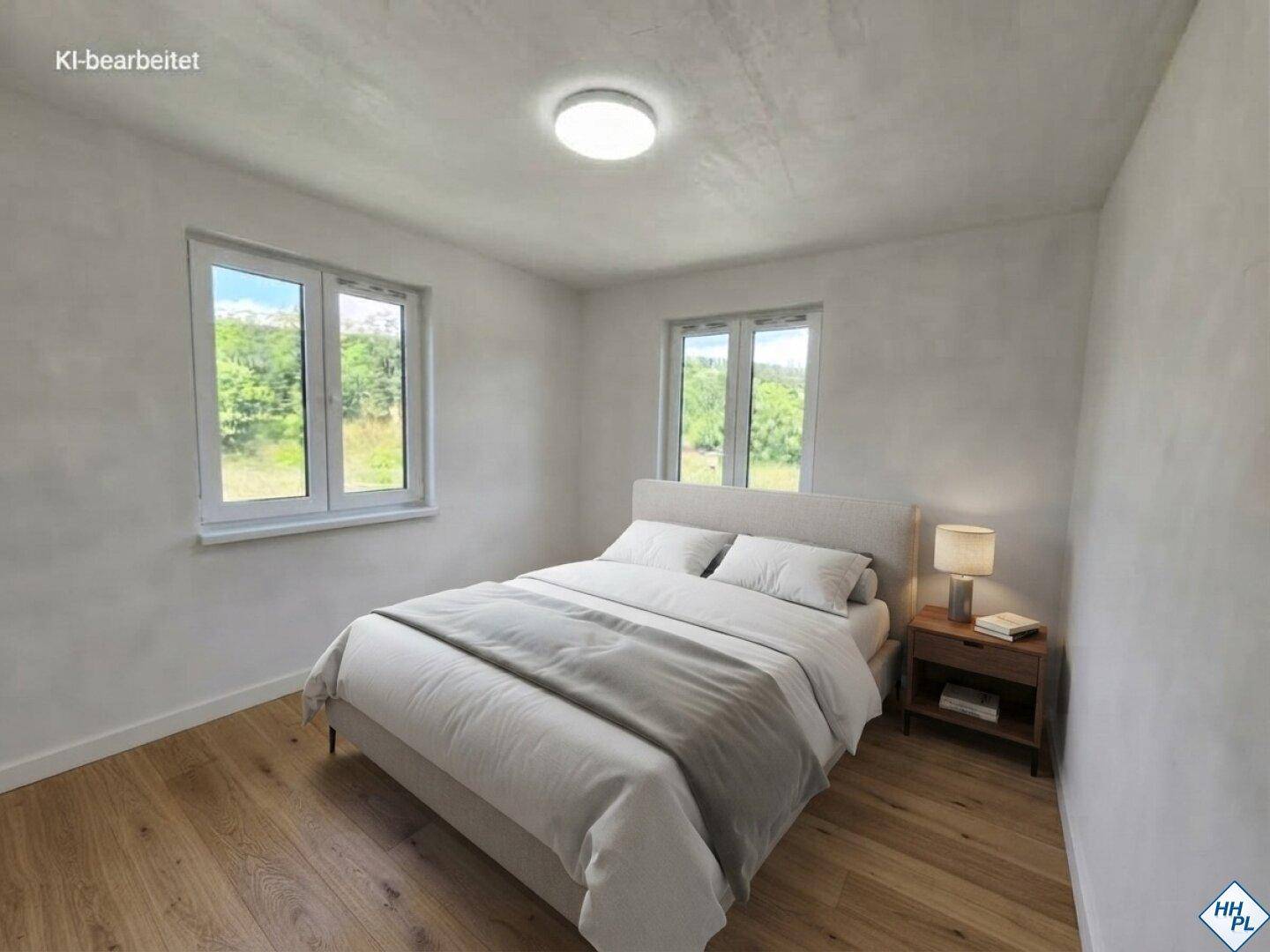 Helles Schlafzimmer mit Holzboden, zwei Fenstern und Blick ins Grüne, modern eingerichtet.