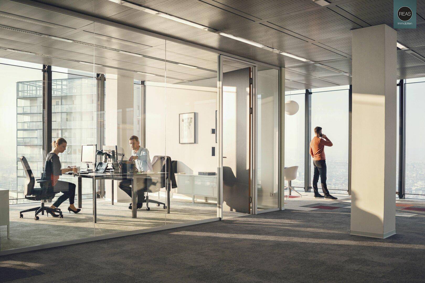 Helles Büro mit Glaswänden, modernen Arbeitsplätzen und Panoramablick auf die Stadt.