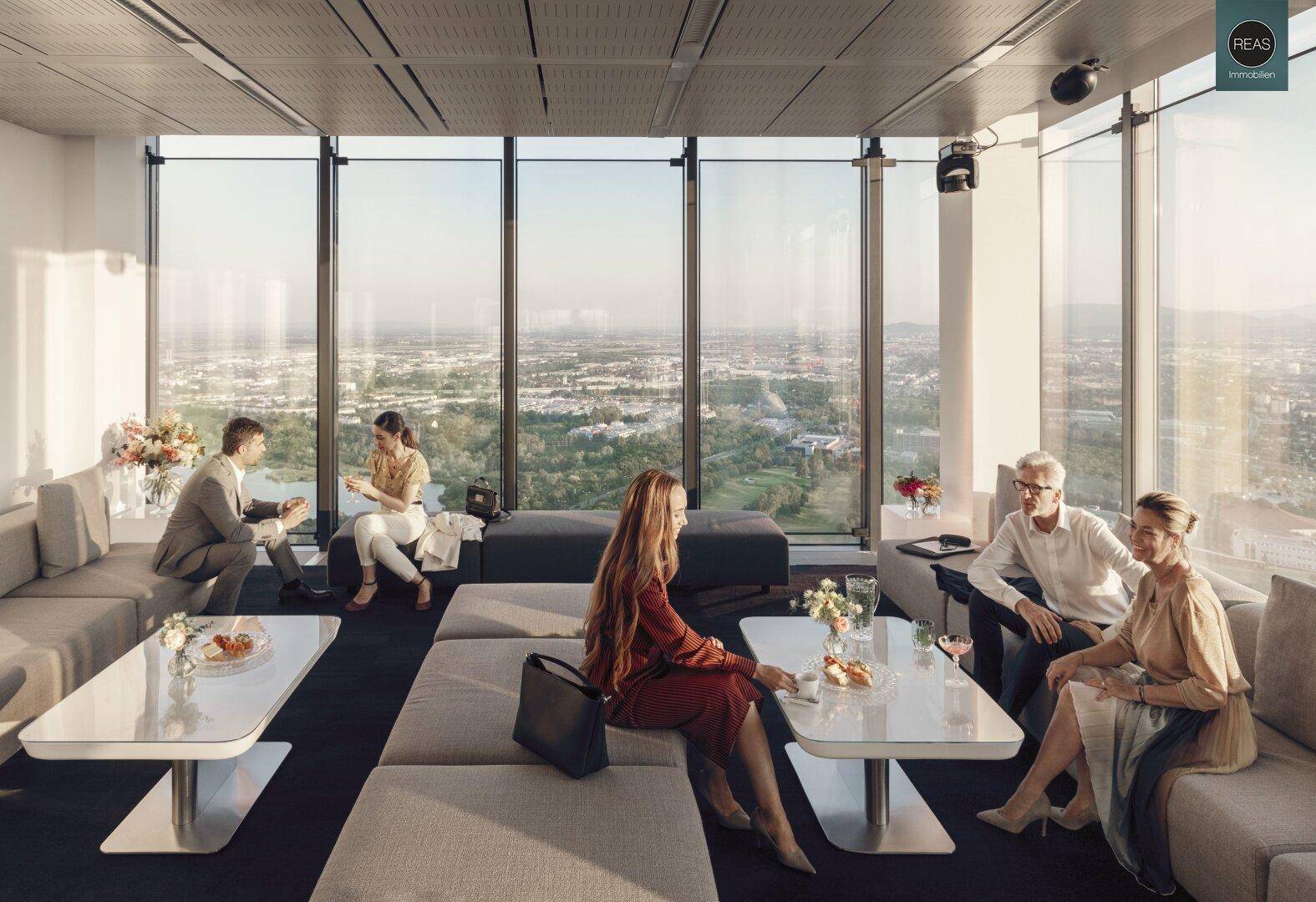 Exklusive Lounge im Obergeschoss mit Panoramablick und bequemen Sitzgelegenheiten.