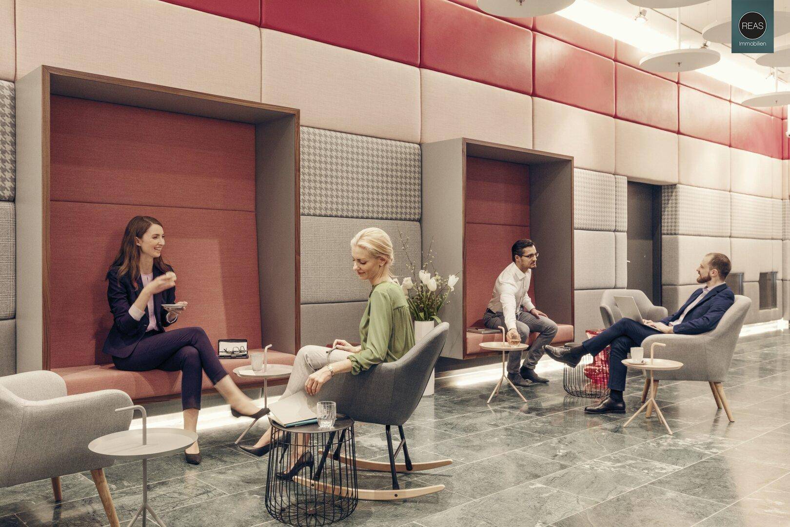 Gemütlicher Loungebereich mit gepolsterten Sitznischen und modernen Sesseln.