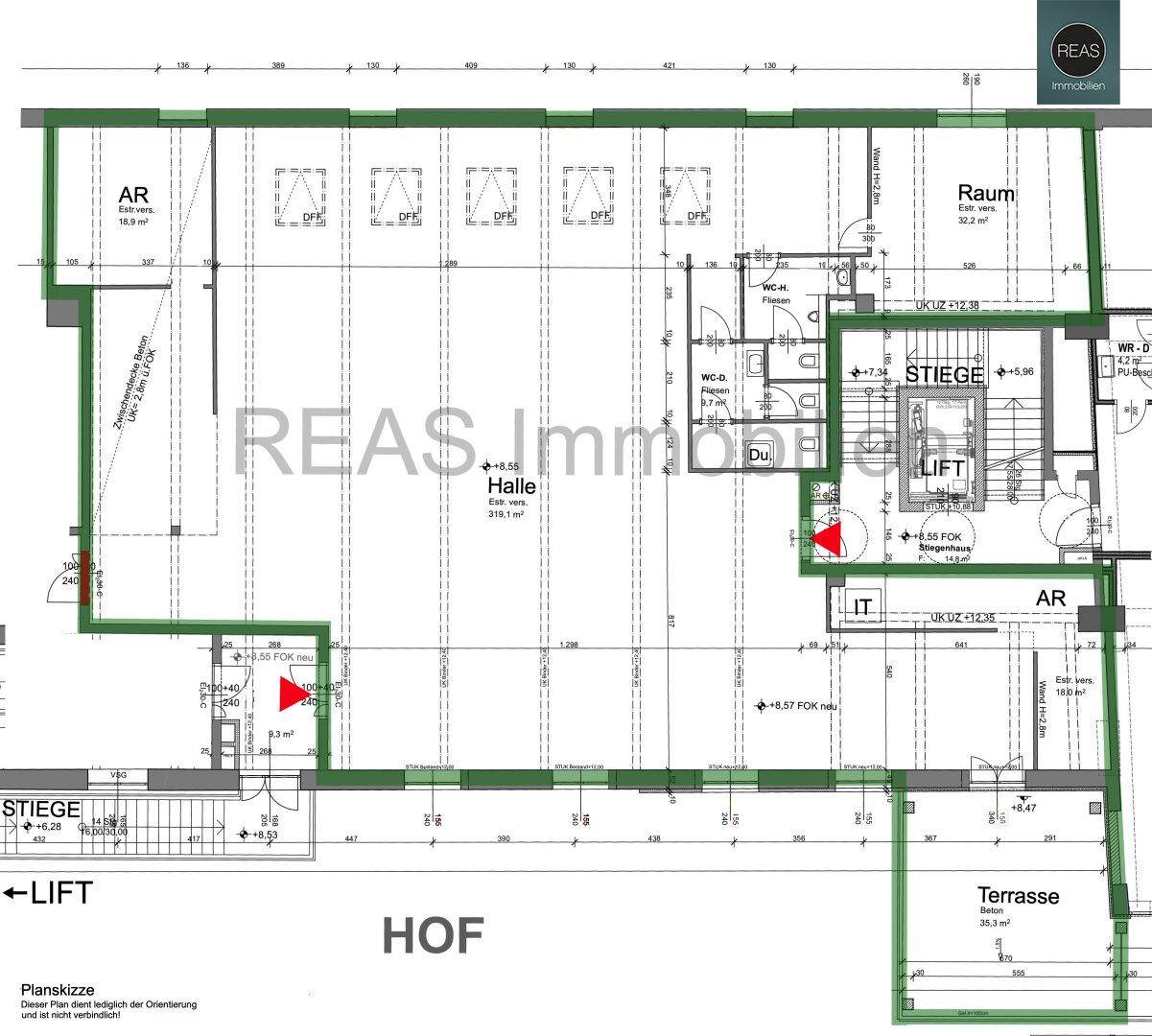 Detaillierter Grundriss einer Etage mit verschiedenen Räumen, Treppen und einem Aufzug.