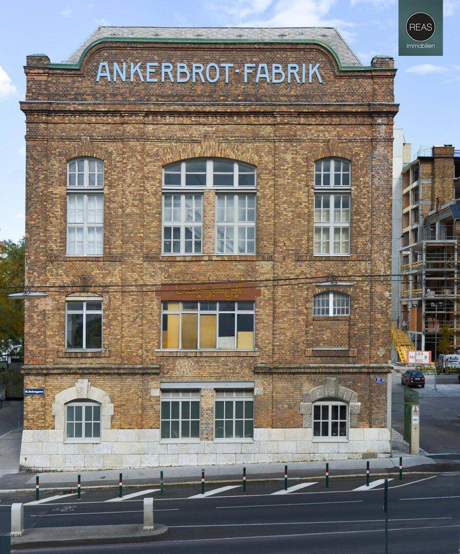 Historisches Gebäude 'Ankerbrot-Fabrik' mit markanter Backsteinfassade und großen Fenstern.