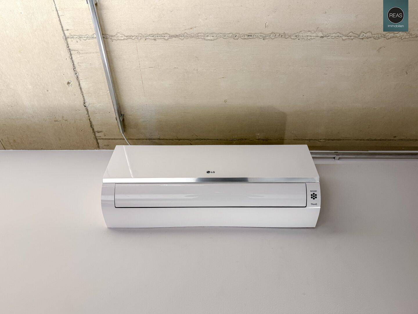 Eine moderne Klimaanlage ist an der Wand eines Büroraums installiert.