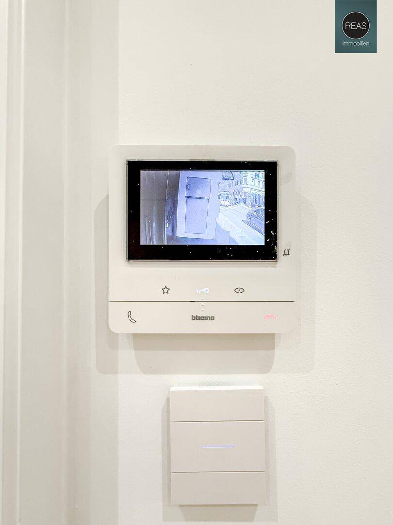 Moderne Video-Gegensprechanlage an der Wand im Eingangsbereich.