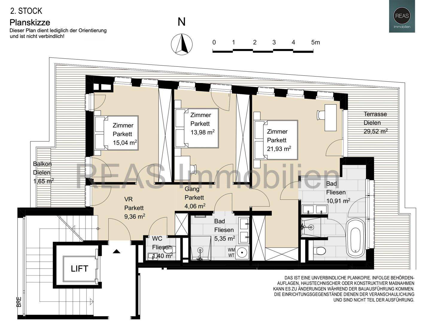 Grundriss des 2. Stocks mit drei Schlafzimmern, zwei Bädern, Balkon und großer Terrasse.