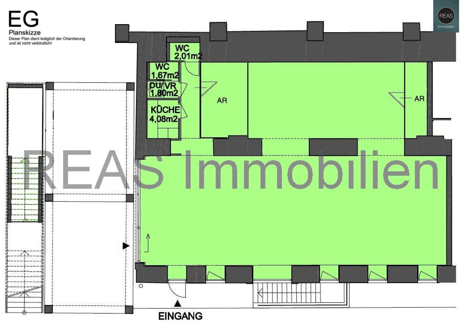 Grundriss des Erdgeschosses mit Bürobereichen, Küche und Toiletten.