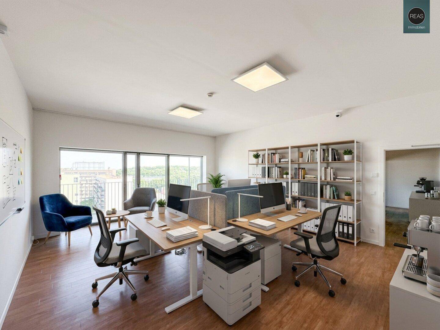 Modern eingerichtetes Büro mit mehreren Arbeitsplätzen, Bücherregalen und einer Kaffeestation für Mitarbeiter.