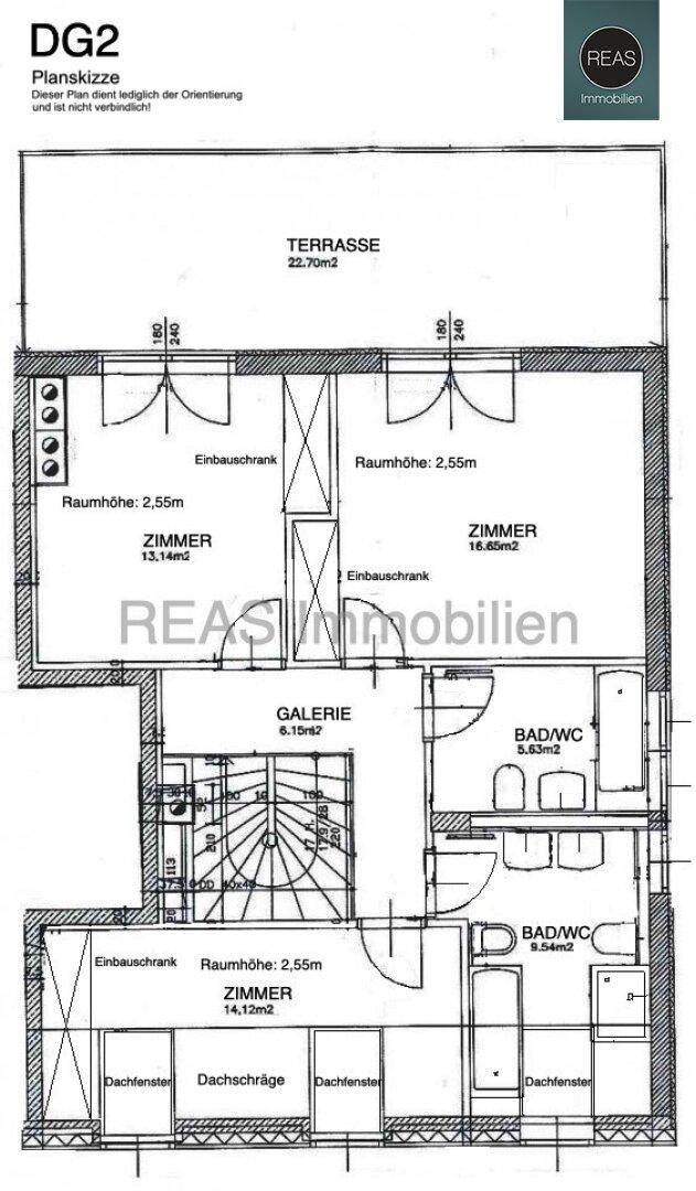Grundriss des Dachgeschosses mit mehreren Zimmern, Bädern, großer Terrasse und Galeriebereich.