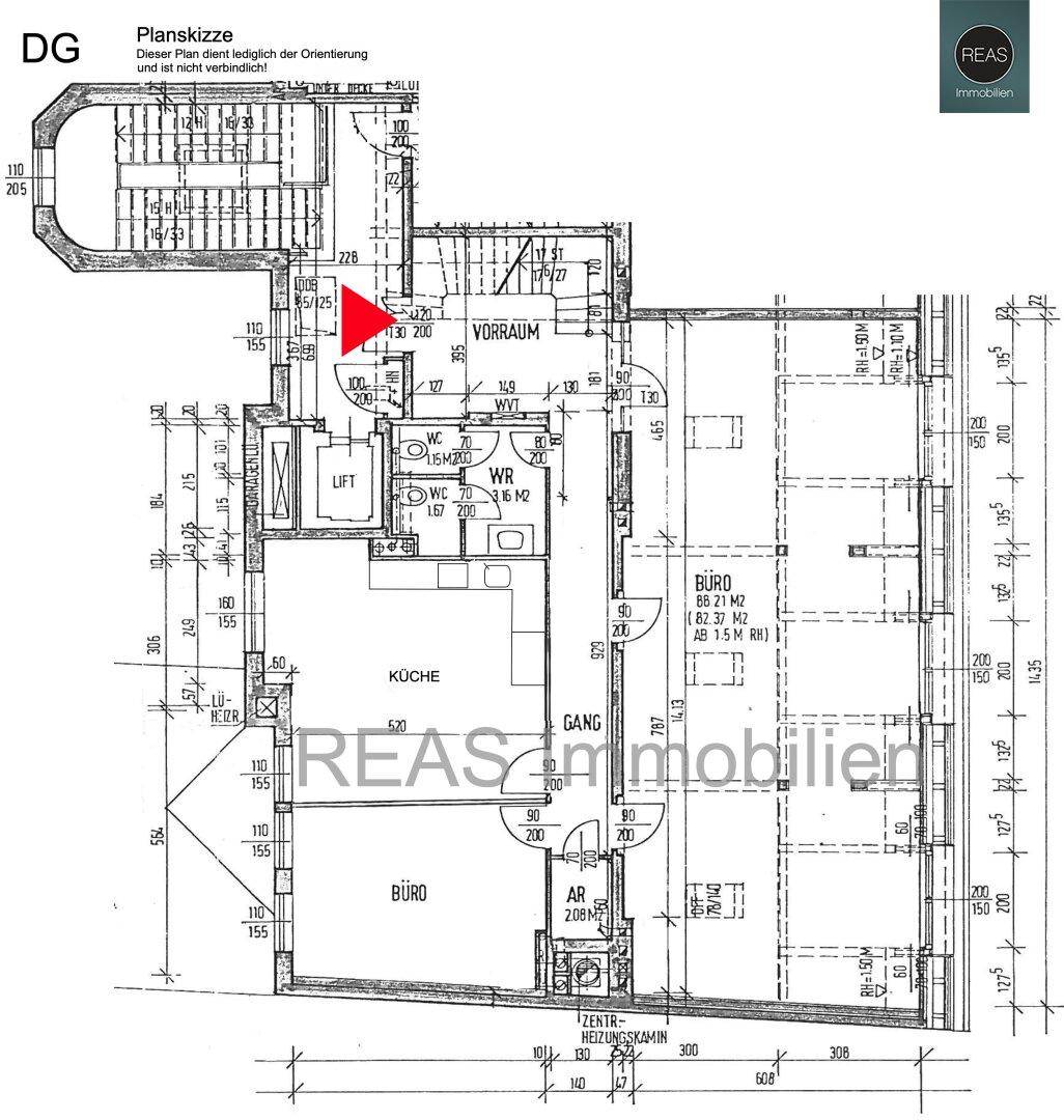 Grundriss des Dachgeschosses mit Büroräumen, einer Küche und einem Bad, inklusive Liftzugang.