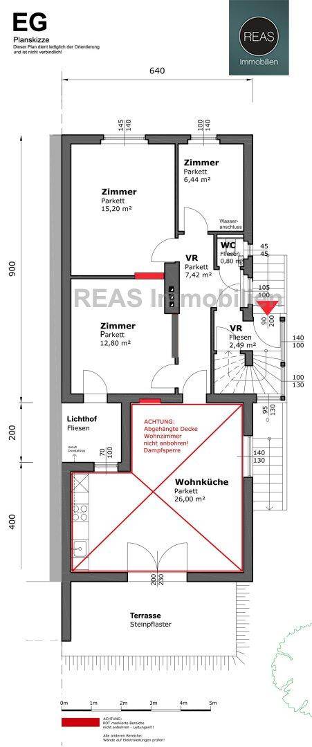 Grundriss des Erdgeschosses mit Wohnküche, Zimmern und Terrasse.