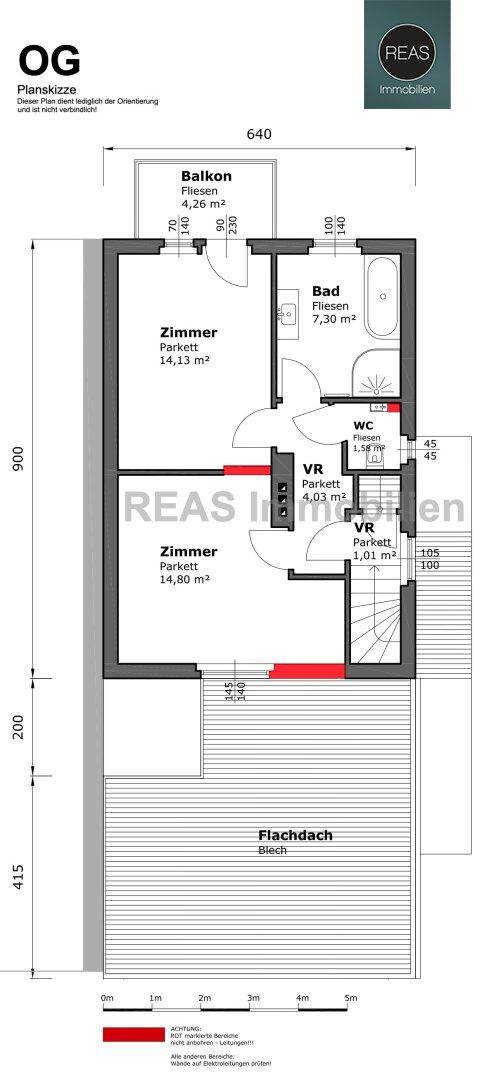 Grundriss des Obergeschosses mit zwei Zimmern, Bad, separatem WC und Balkon.