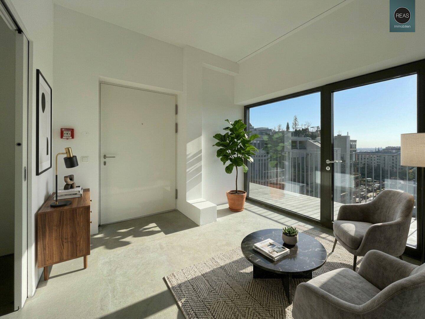 Gemütlicher Loungebereich mit Sesseln, Couchtisch und großen Fenstern, die einen weiten Stadtblick bieten.