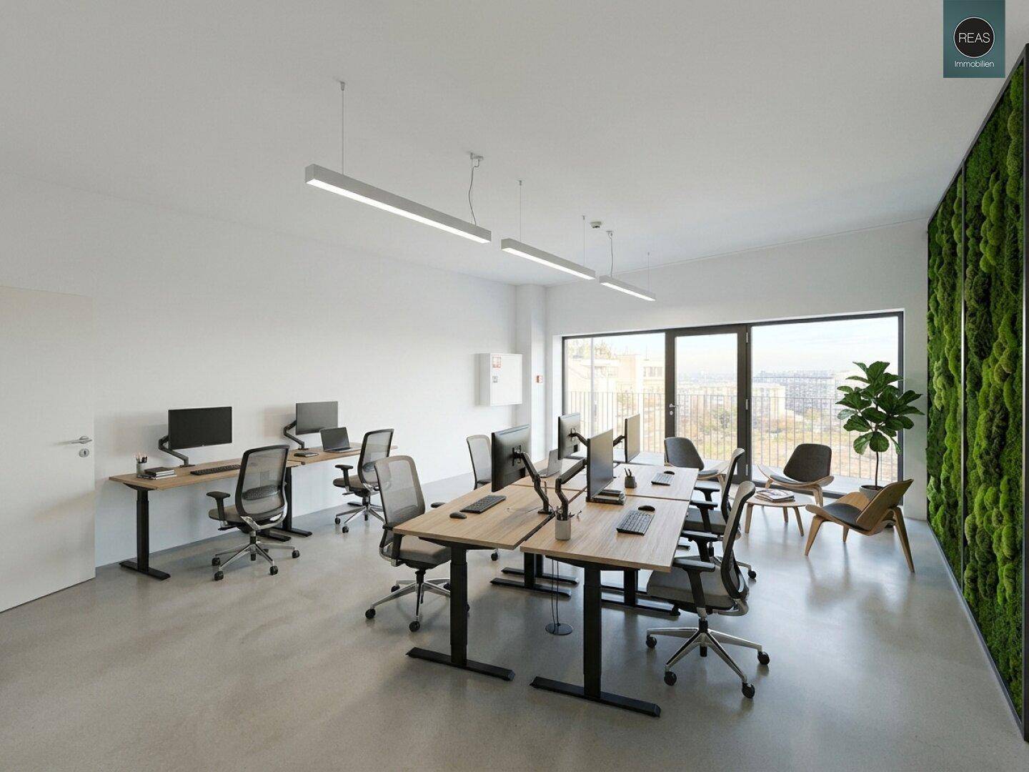 Modernes Büro mit Arbeitsplätzen, einer Mooswand und großen Fenstern, die einen weiten Stadtblick bieten.