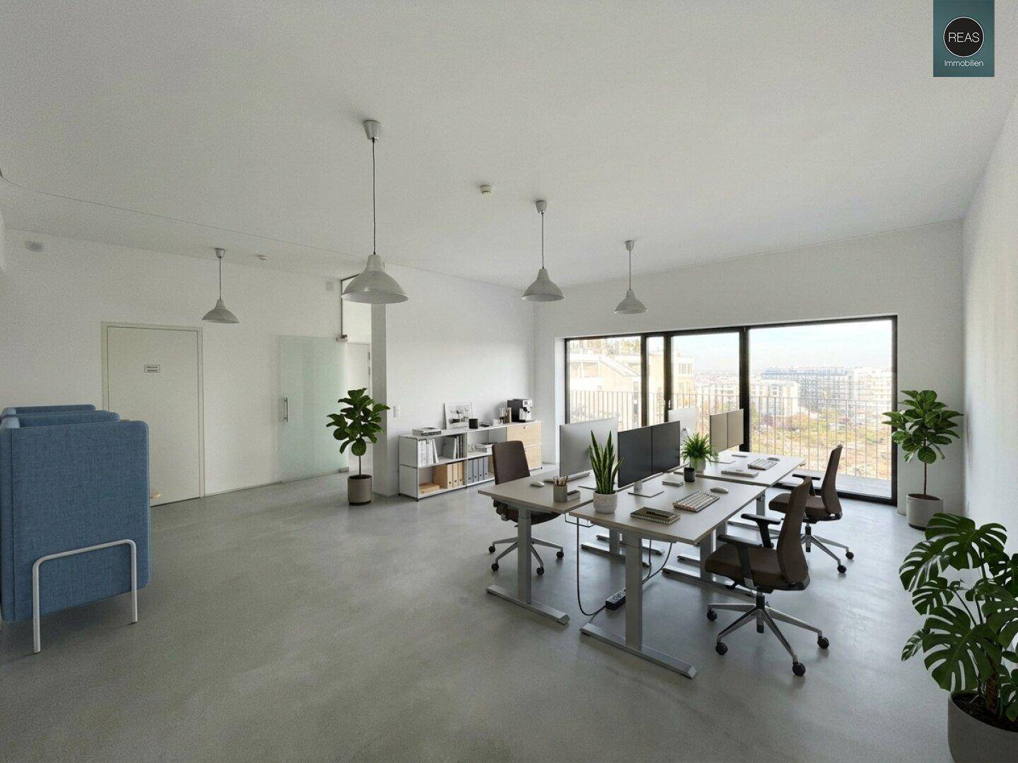 Modernes Büro mit mehreren Arbeitsplätzen, Pflanzen und einer Glaswand, die den Raum unterteilt.