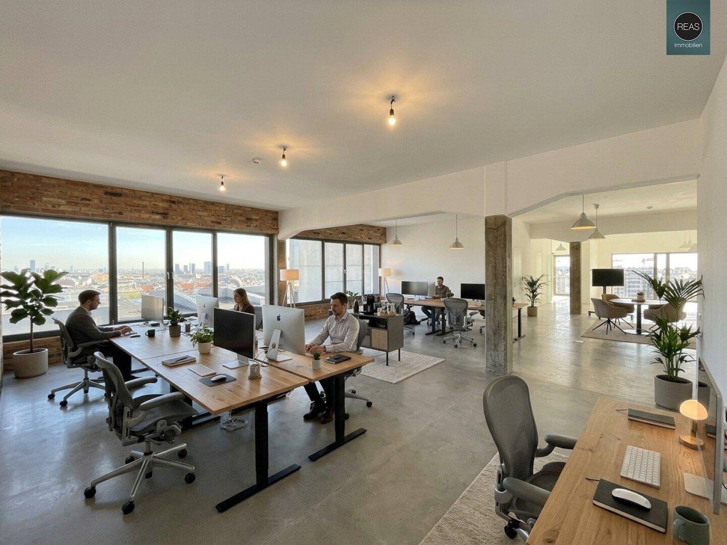 Großes, offenes Büro mit mehreren Arbeitsplätzen, Pflanzen und weitem Stadtblick durch die Fensterfront.