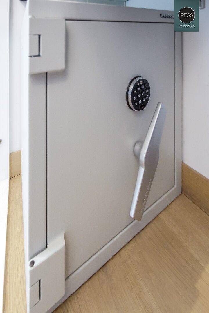 Eingebauter Safe mit digitalem Zahlenschloss, sicher und diskret in der Wand verborgen.