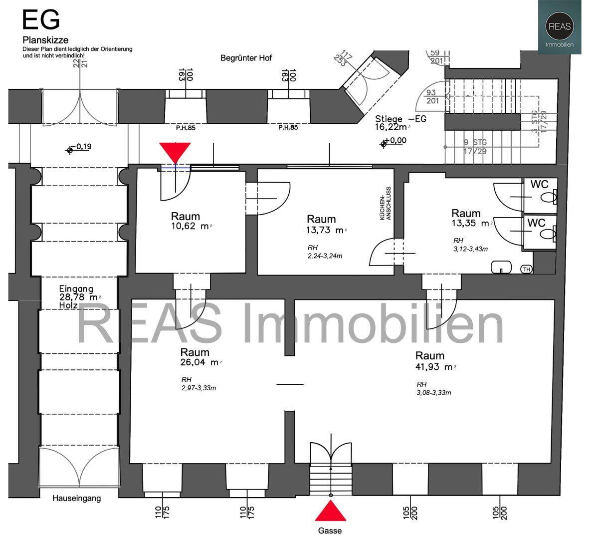 Grundriss des Erdgeschosses mit mehreren Räumen, Treppe und Küchenanschluss.