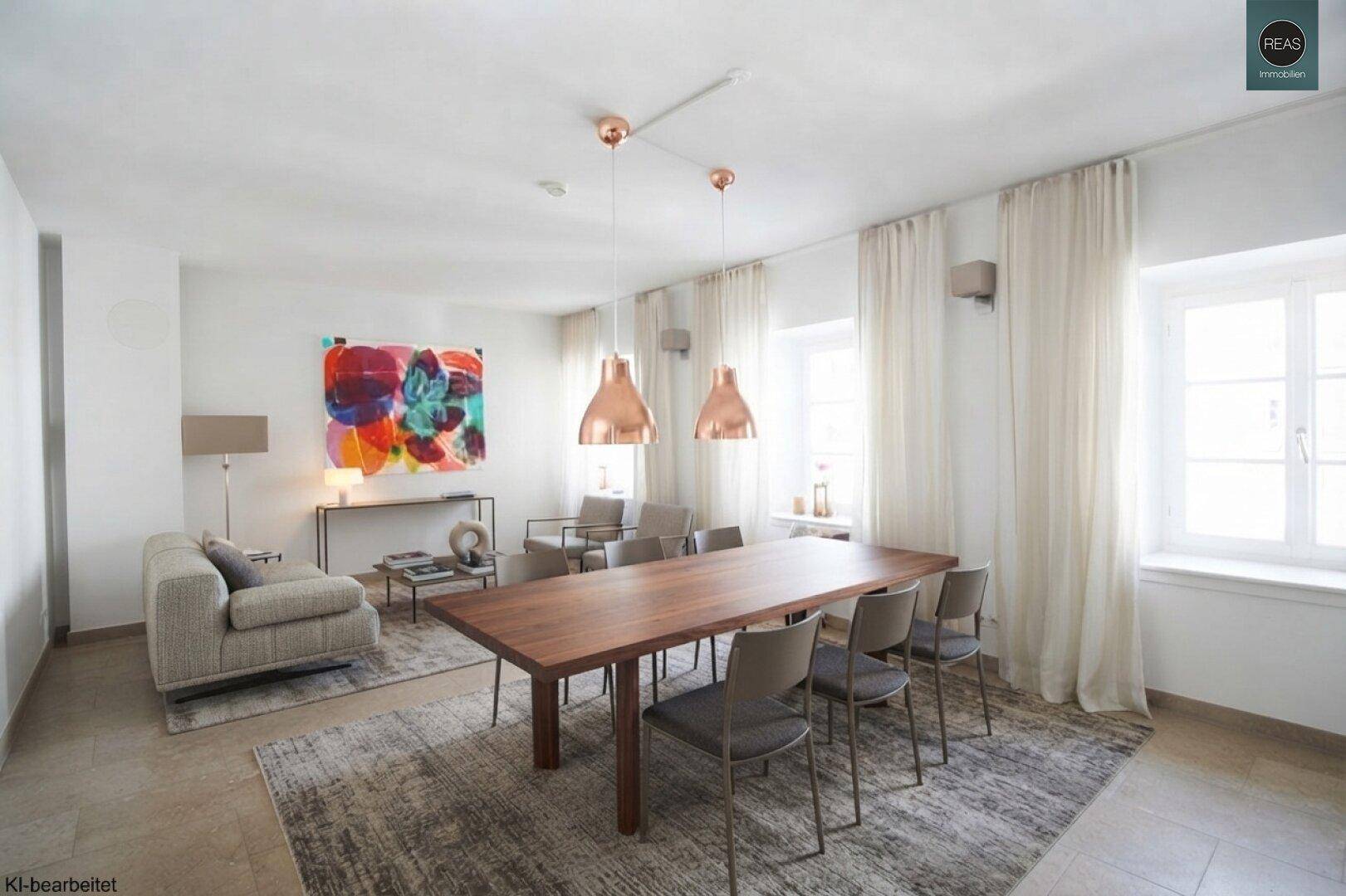 Moderner Wohn-Essbereich mit großem Esstisch, bequemer Couch und farbenfroher Kunst.
