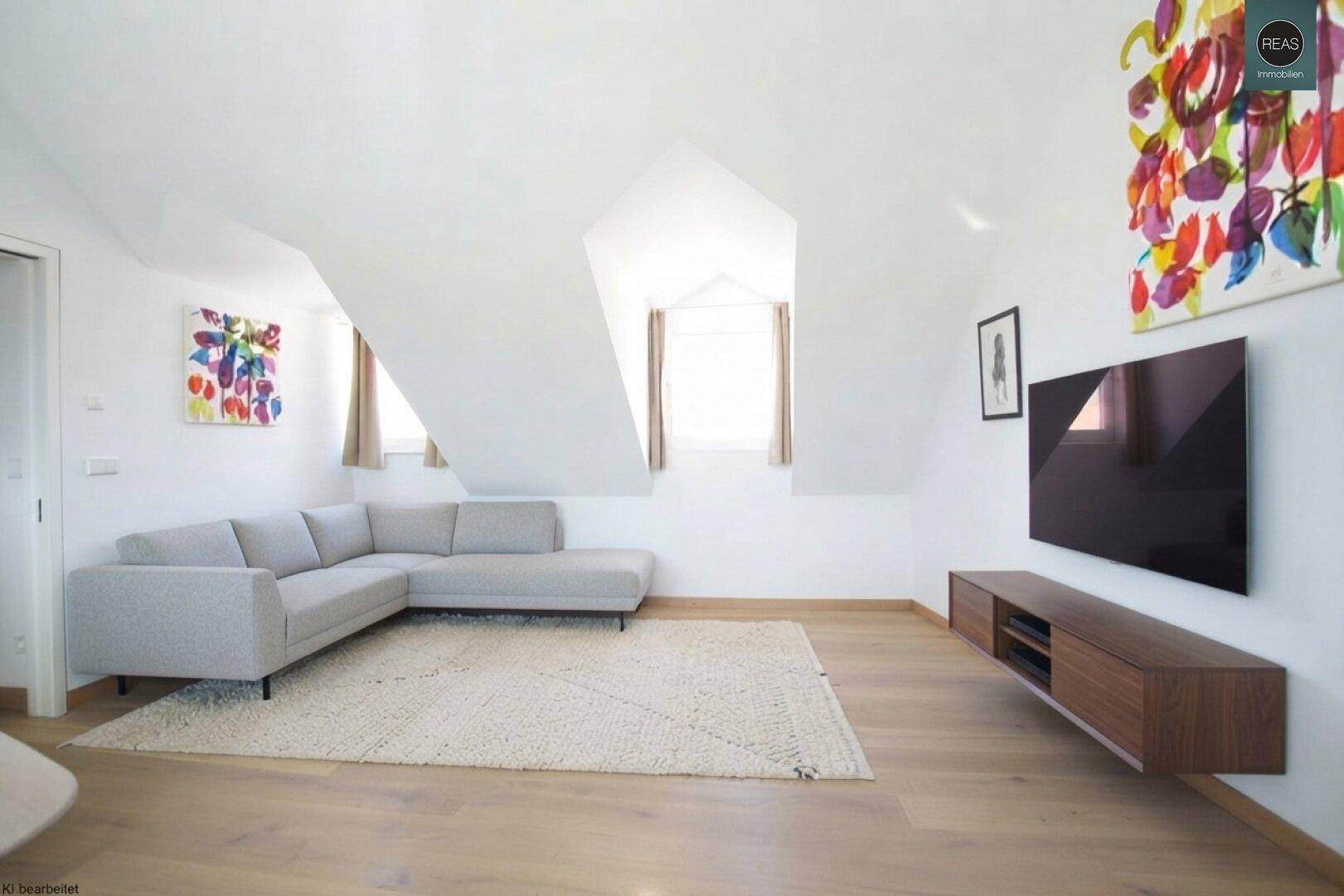 Helles Wohnzimmer im Dachgeschoss mit Dachschrägen, Ecksofa und modernem Entertainment-Bereich.