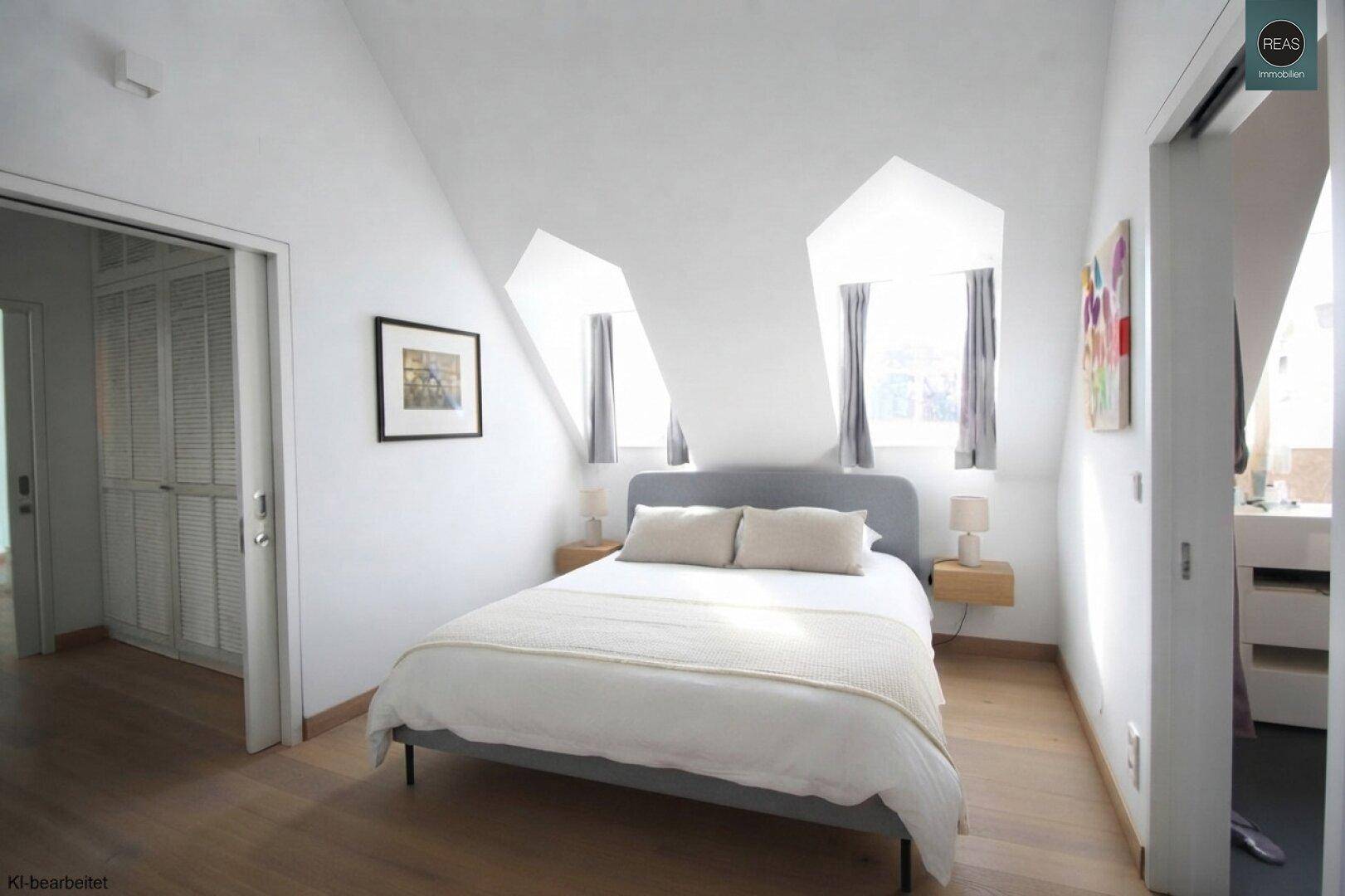 Ruhiges Schlafzimmer im Dachgeschoss mit Doppelbett, Dachfenstern und Holzboden.