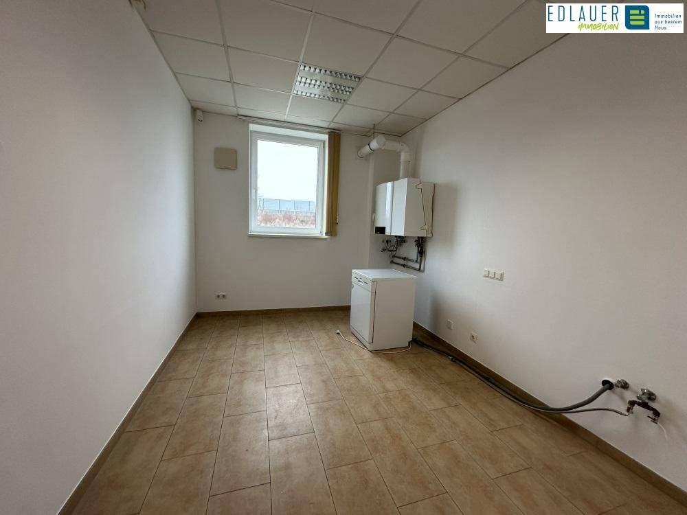 Hauswirtschaftsraum mit Heizungsanlage, Waschmaschinenanschluss und Fenster, bietet praktische Funktionalität.