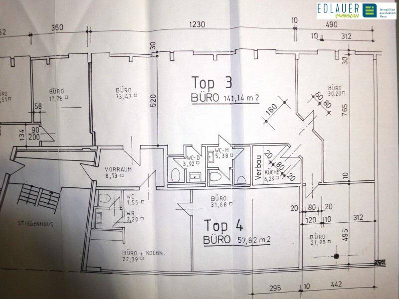 Grundrissplan zeigt die Aufteilung von Büroräumen, WCs und einer Küche auf einer Etage.