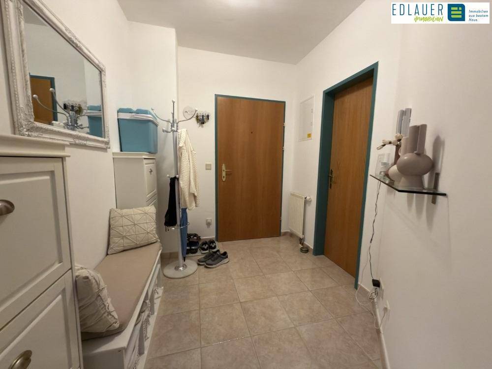 Eingangsbereich mit Fliesenboden, Garderobe und Schuhschrank.