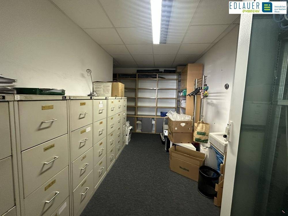 Archivraum mit zahlreichen Aktenschränken, Regalen und ausreichend Stauraum für Dokumente.