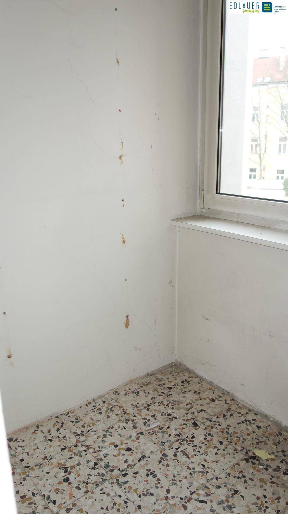 Kleiner Raum mit Terrazzoboden und einem Fenster, bereit zur Nutzung.