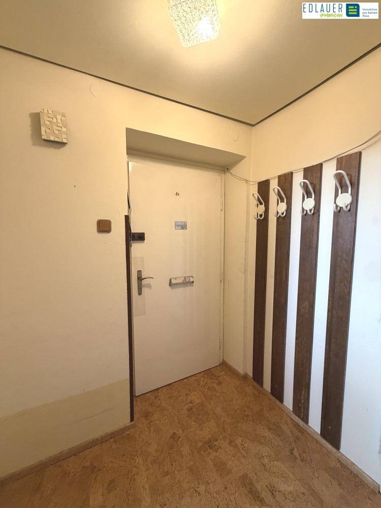 Eingangsbereich mit Garderobe und strapazierfähigem Bodenbelag, bietet praktischen Empfang.