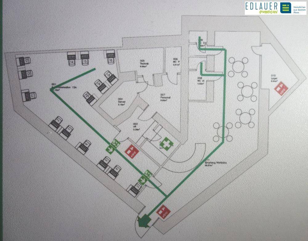 Grundriss mit verschiedenen Räumen, Fluchtwegen und Sitzbereichen, der die funktionale Raumaufteilung zeigt.