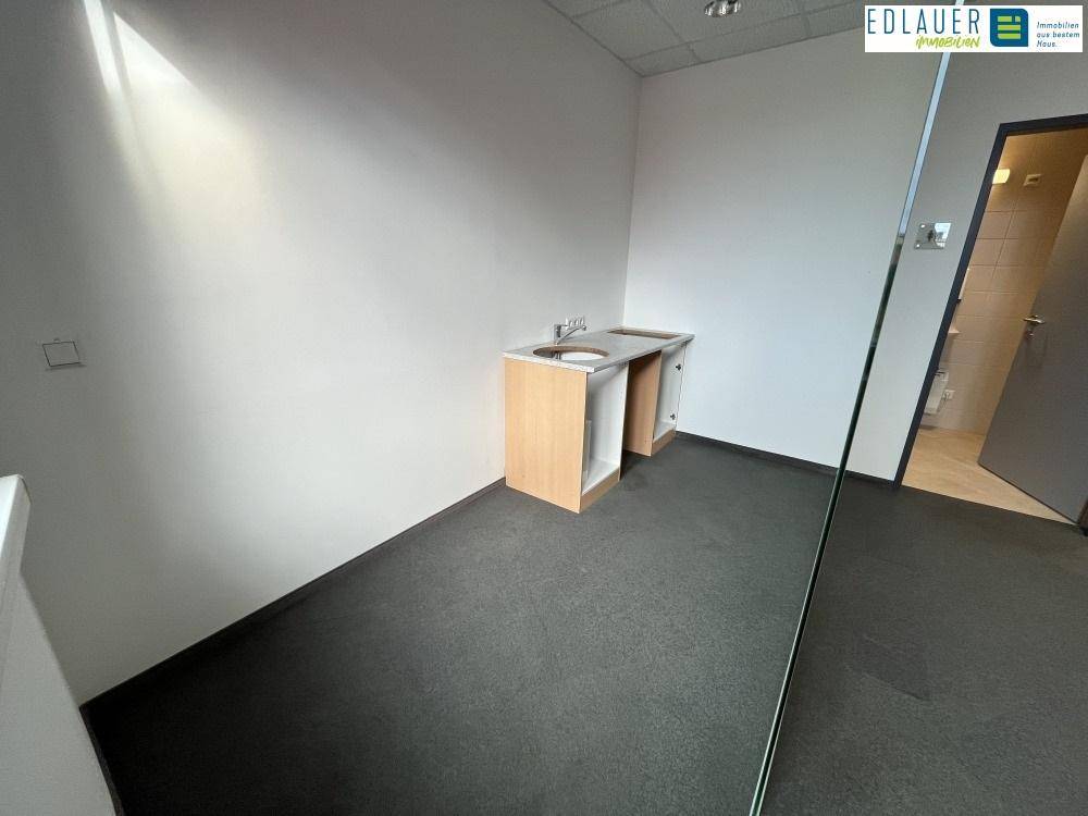 Kleiner Küchenbereich mit Spülbecken und Unterschränken, ideal für eine Teeküche im Büro.