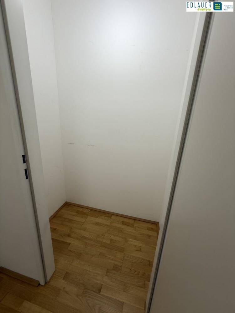 Praktischer Abstellraum mit Parkettboden, ideal für zusätzlichen Stauraum im Haushalt.