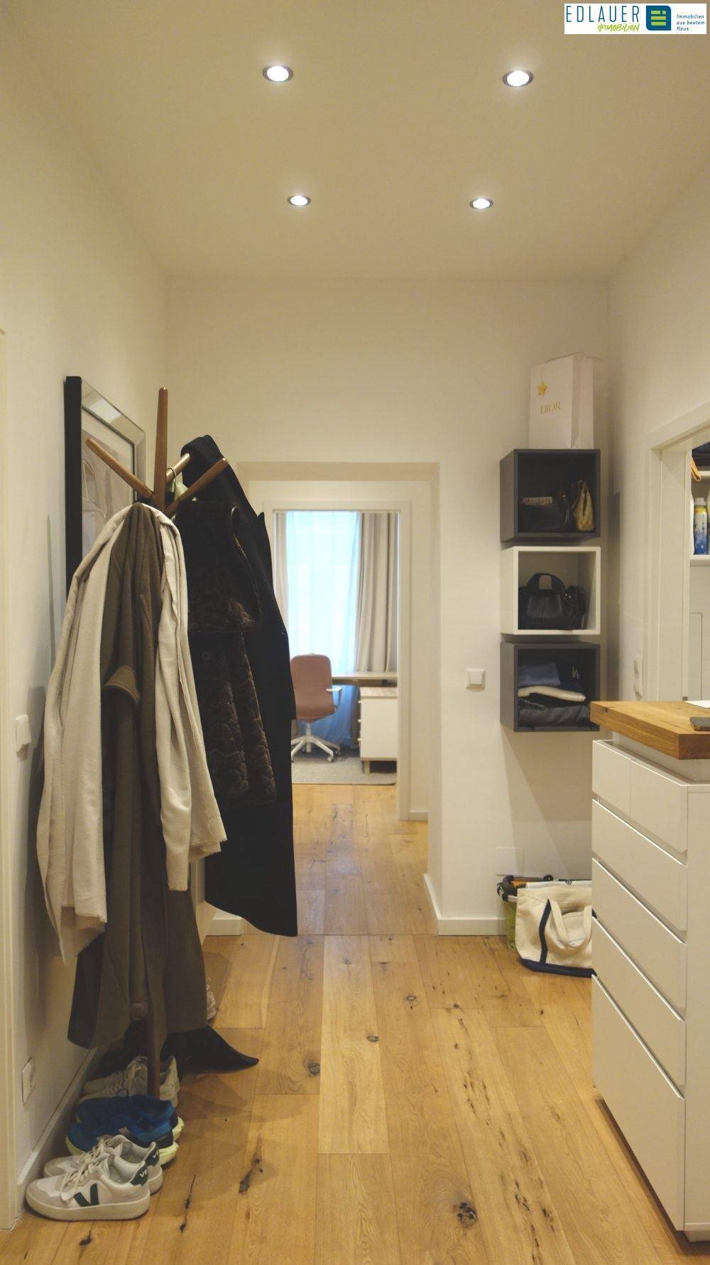 Geräumiger Flur mit Holzboden und praktischer Garderobe.