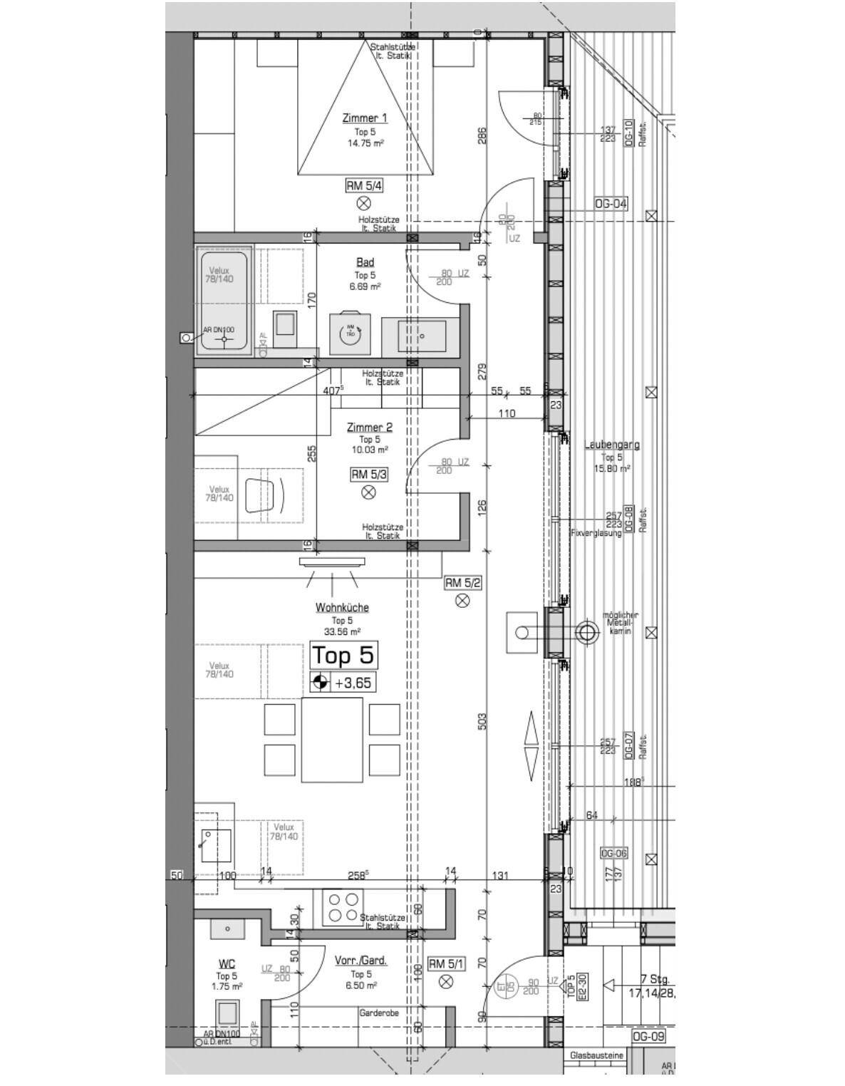 Grundriss der Wohnung "Top 5" mit drei Zimmern, Wohnküche und Balkon.