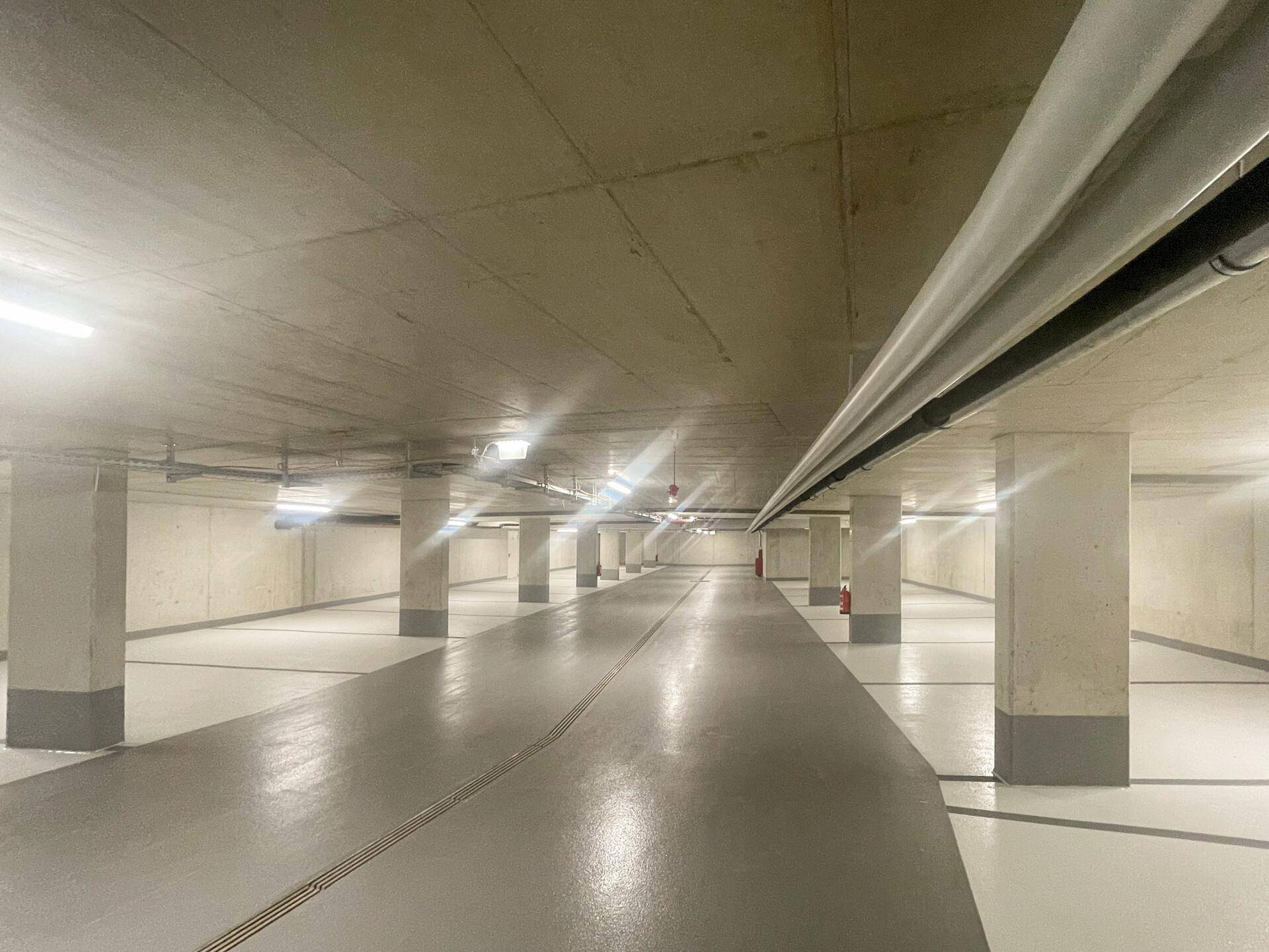 Geräumige Tiefgarage mit vielen Stellplätzen und guter Beleuchtung.