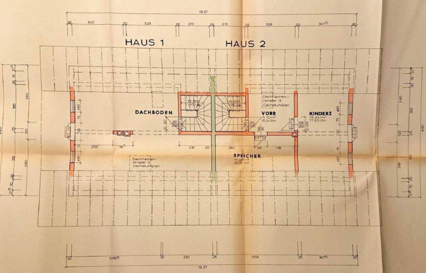 Grundriss des Dachgeschosses mit Dachboden, Abstellräumen und Kinderzimmern für zwei Häuser.