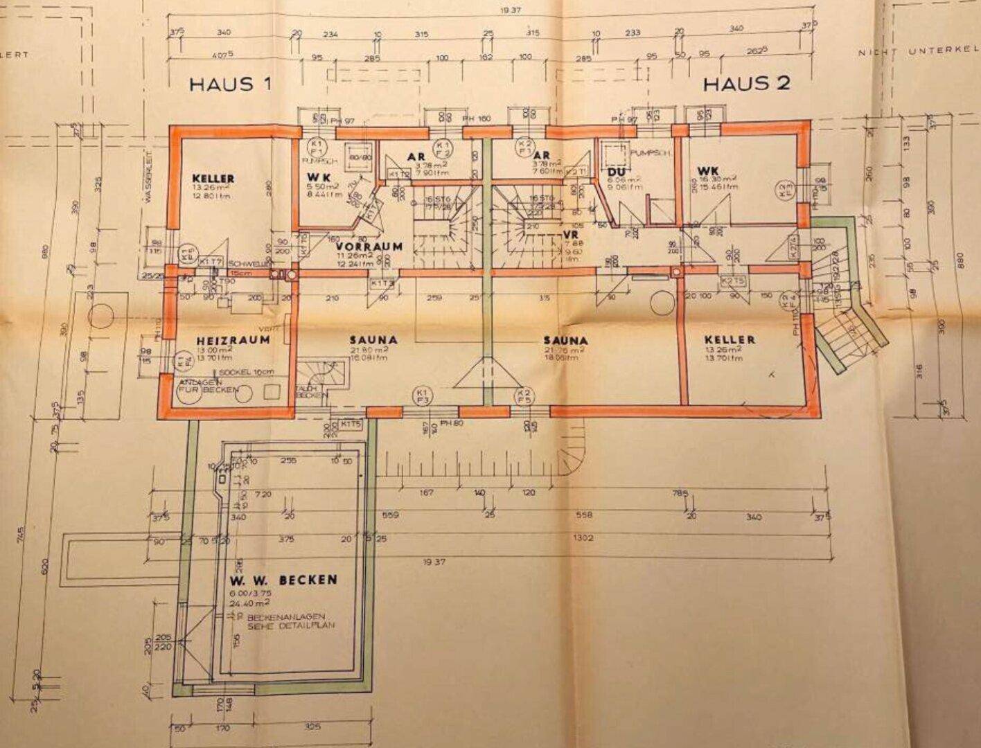 Grundriss des Untergeschosses mit Sauna, Kellerräumen und einem Schwimmbecken.