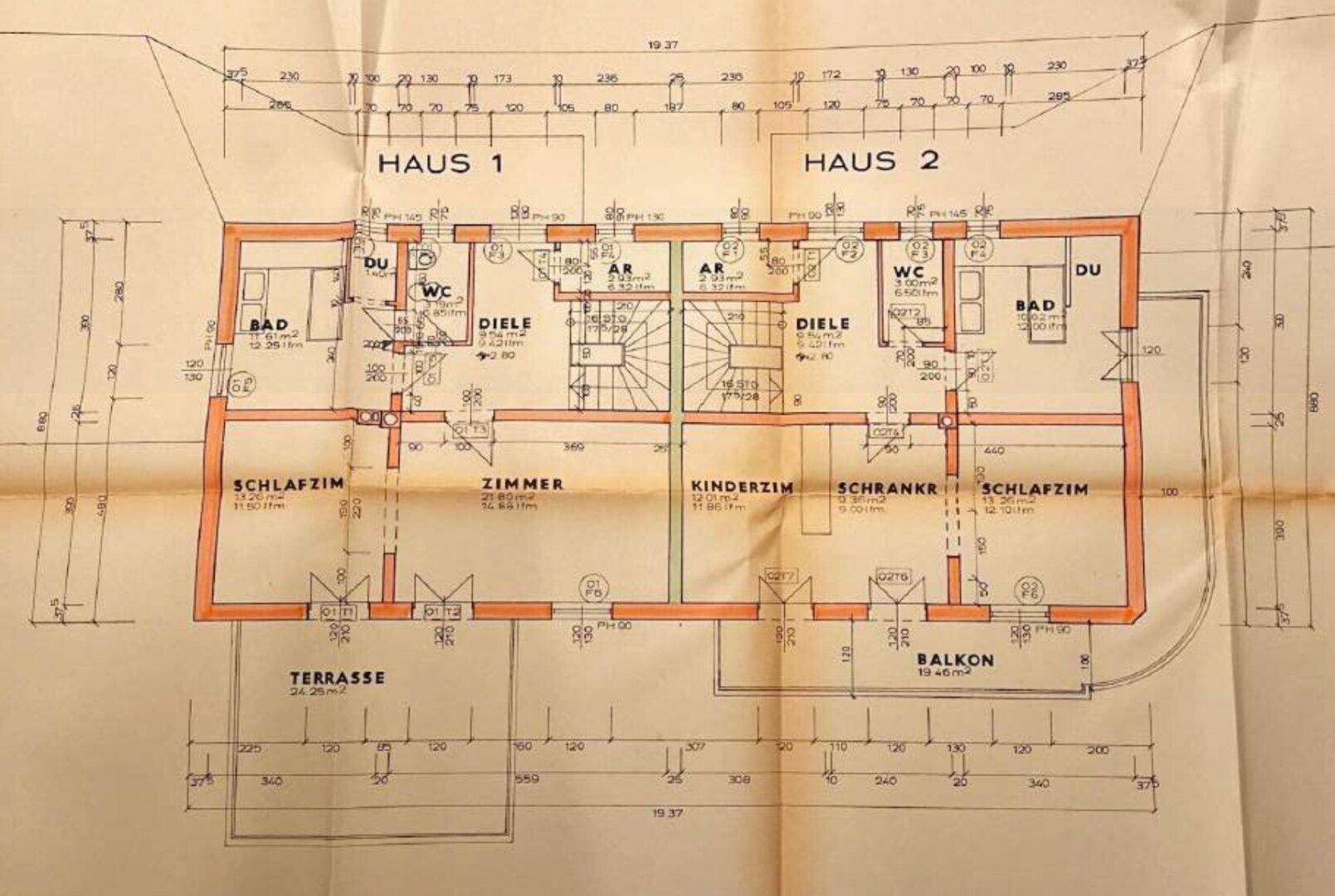 Grundriss des Obergeschosses mit Schlafzimmern, Bädern, Terrasse und Balkon für zwei Häuser.