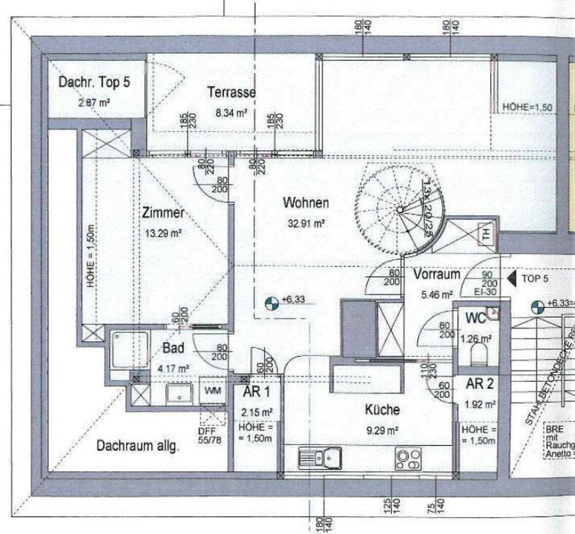 Grundriss der oberen Etage mit Wohnzimmer, Küche, Bad und Terrasse.