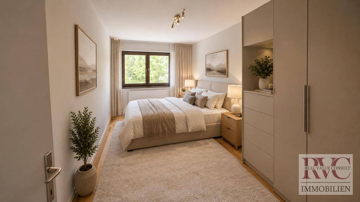 Gemütliches Schlafzimmer mit Doppelbett, Einbauschränken und großem Fenster.
