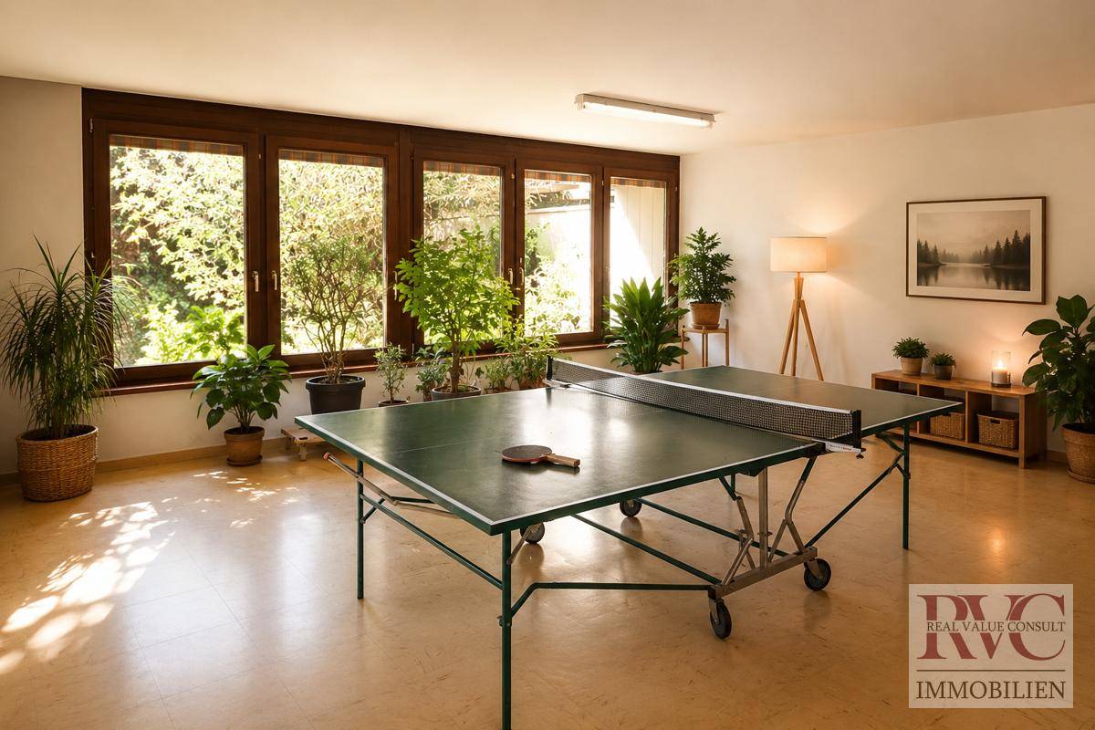 Großer Freizeitraum mit Tischtennisplatte und Blick in den grünen Garten.