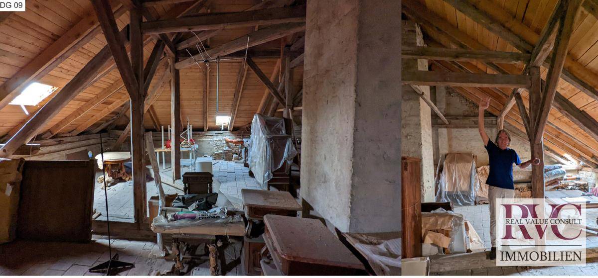 Großer Dachboden mit sichtbaren Holzbalken, viel Tageslicht und Lagerflächen.