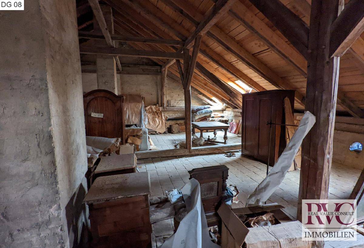 Historischer Dachboden mit alter Einrichtung und beeindruckender Holzkonstruktion.