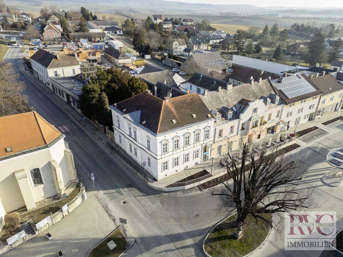Weitläufige Luftaufnahme des historischen Gebäudes in der Stadt mit Blick auf die Felder.